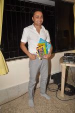 Rahul Bose at Celebrate Bandra book reading for kids in D Monte Park on 12th Nov 2011 (34).JPG